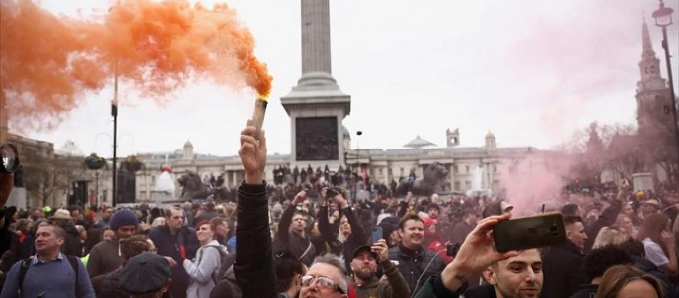 Χιλιάδες Βρετανοί στους δρόμους διαδηλώνουν κατά των lockdown & ζητούν την «ελευθερία» τους